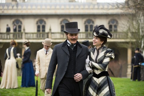 「エジソンズ・ゲーム」より、マイケル・シャノン扮するウェスティングハウス（左）とキャサリン・ウォーターストン演じるマーガリート（右）。