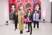 前列左から安斉かれん、三浦翔平。後列左から白濱亜嵐、田中みな実、鈴木おさむ。