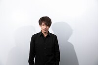 渡辺役の陳内将。