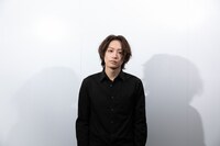 今江役の前山剛久。