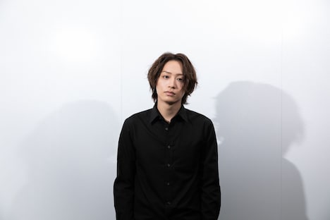 今江役の前山剛久。