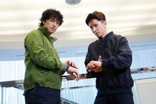 左から斎藤工、木村拓哉。