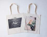 「桑島智輝 写真展『前我我後』」で販売されるビッグトートバッグ(3300円)。