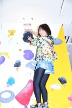 ウォールを登る工藤遥。