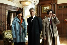 左から志尊淳演じる三津木俊助、吉川晃司演じる由利麟太郎、田辺誠一演じる等々力。