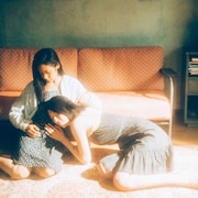 妊娠をきっかけに友情が揺れ動く…三吉彩花×阿部純子「Daughters」新写真