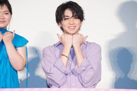 “私モテ”ポーズをする吉野北人。