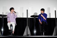 左から吉野北人、神尾楓珠。