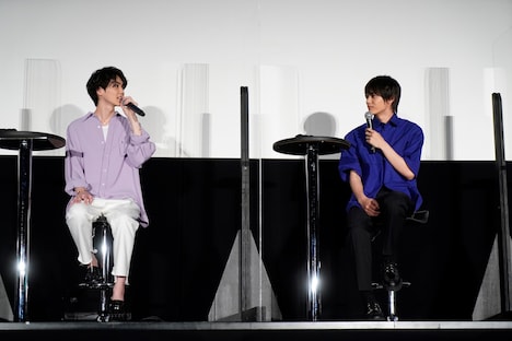 左から吉野北人、神尾楓珠。