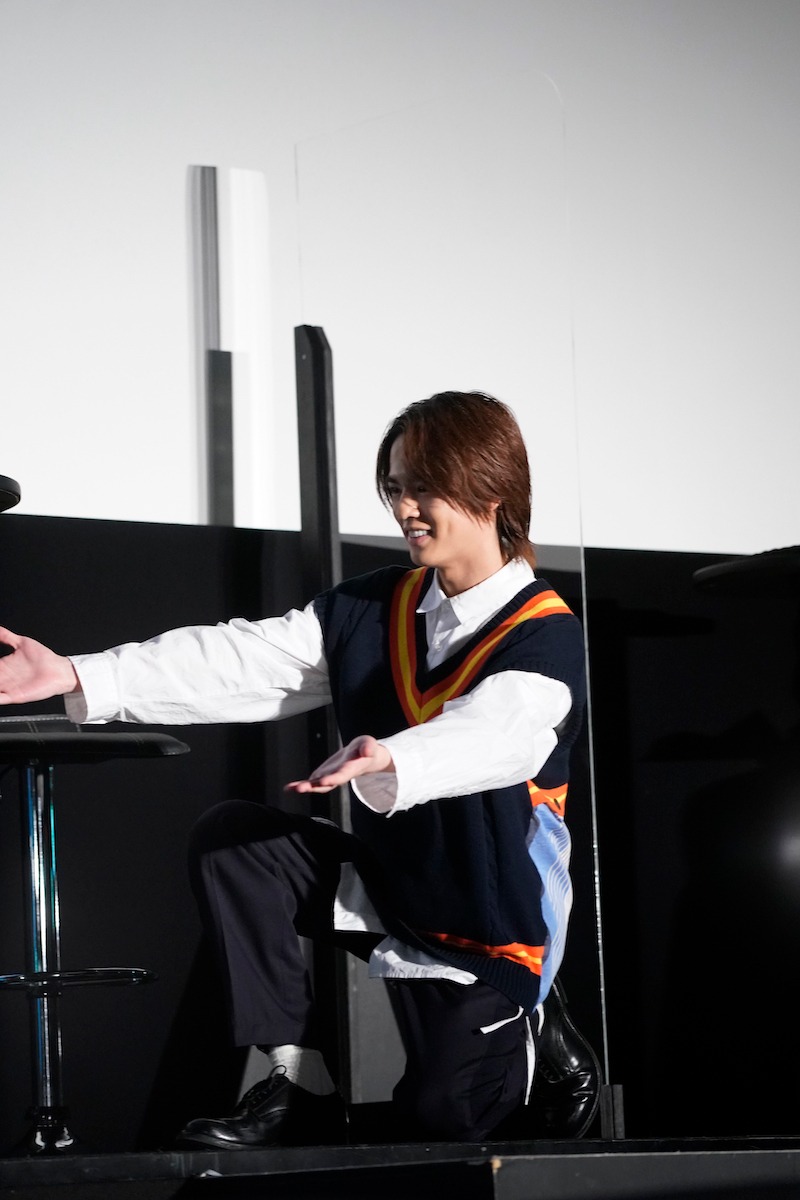 ジェスチャーゲームに挑戦する奥野壮。