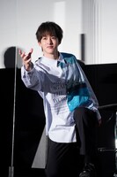 ジェスチャーゲームに挑戦する伊藤あさひ。