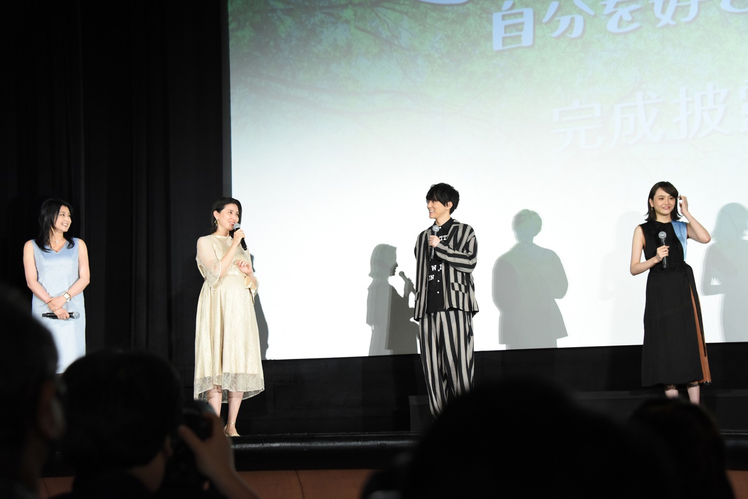 「癒しのこころみ～自分を好きになる方法～」完成披露試写会の様子。