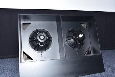 TOHOシネマズ 池袋の2番シアターに設置されているアイソバリック方式のサブウーファー。