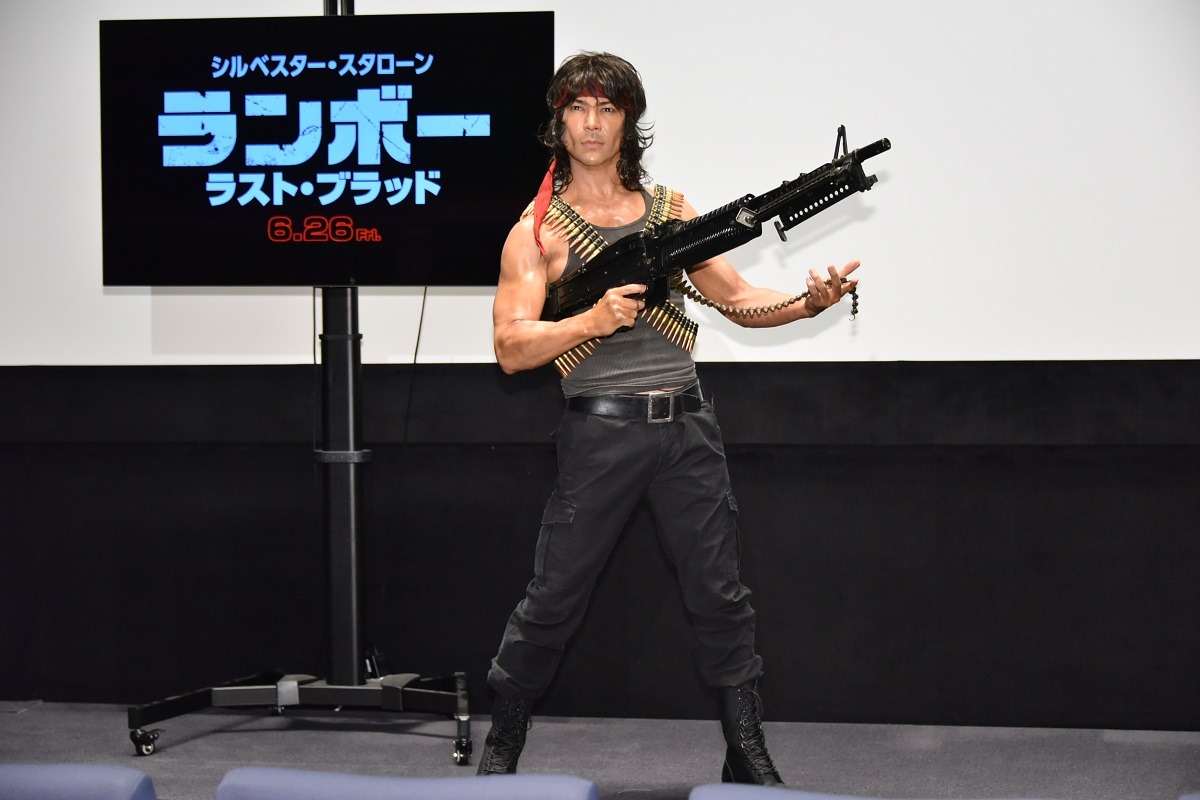 ランボーのコスプレで登壇した武田真治。