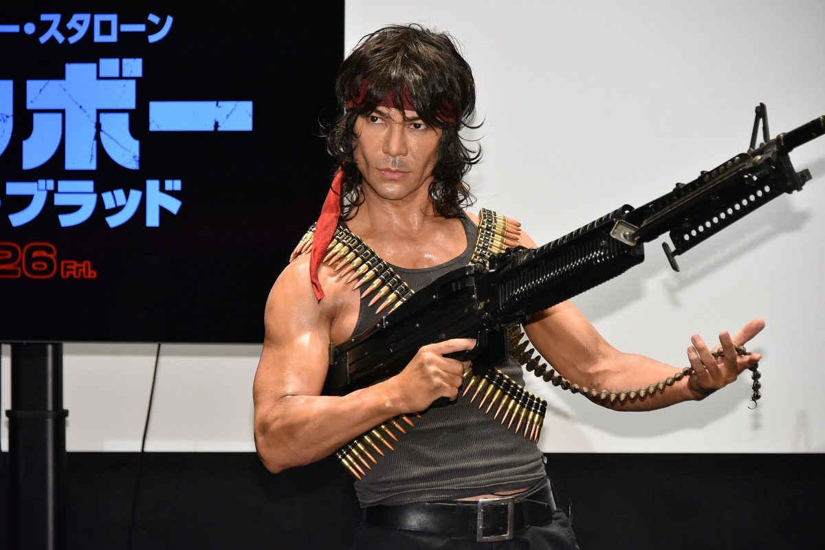 「ランボー ラスト・ブラッド」の公開直前プレミアイベントにランボーのコスプレで登壇した武田真治。