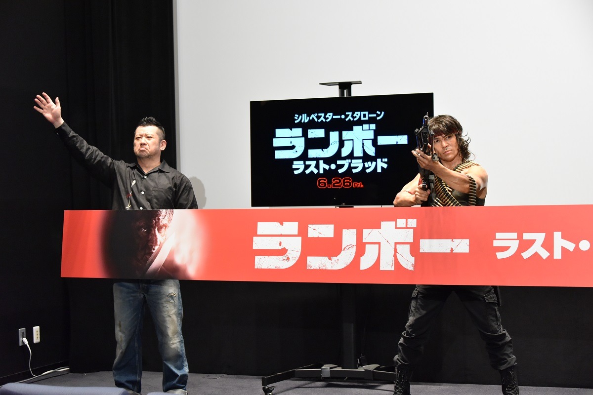 左からケンドーコバヤシ、武田真治。