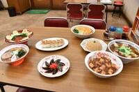 「がんばれいわ!!ロボコン ウララ～！恋する汁なしタンタンメン!!の巻」メイキング写真より、撮影に使用された食品サンプル。