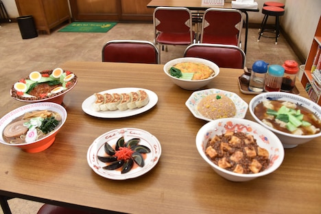 「がんばれいわ!!ロボコン ウララ～！恋する汁なしタンタンメン!!の巻」メイキング写真より、撮影に使用された食品サンプル。