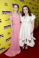 左からケイトリン・デヴァー、ビーニー・フェルドスタイン。