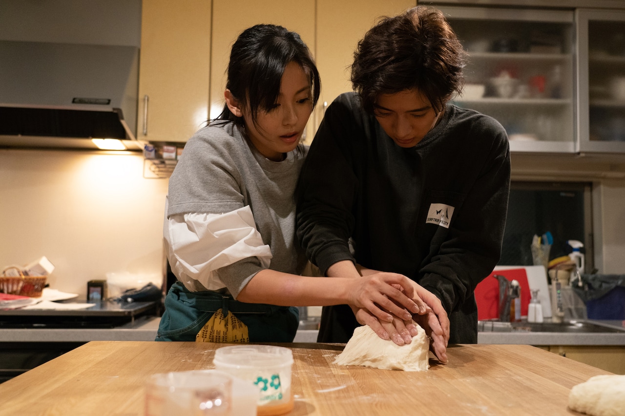 本仮屋ユイカと飯島寛騎の手が重なり合う、ドラマ「マイラブ・マイベイカー」新写真