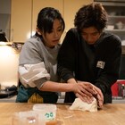 本仮屋ユイカと飯島寛騎の手が重なり合う、ドラマ「マイラブ・マイベイカー」新写真