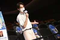 客席の感染対策を説明する中川大志。