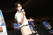 客席の感染対策を説明する中川大志。