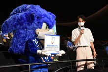 劇場の換気システムを説明する中川大志（右）とソニック（左）。