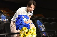 ソニックのフラワーアレンジメントを見る中川大志。