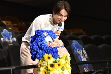 ソニックのフラワーアレンジメントを見る中川大志。