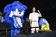 左からソニック、中川大志。