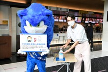 「ソニック・ザ・ムービー」鑑賞デモンストレーションイベントの様子。左からソニック、中川大志。