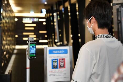 検温システムを使用する中川大志。