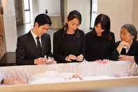 「世にも奇妙な物語 ’20夏の特別編」より「燃えない親父」。