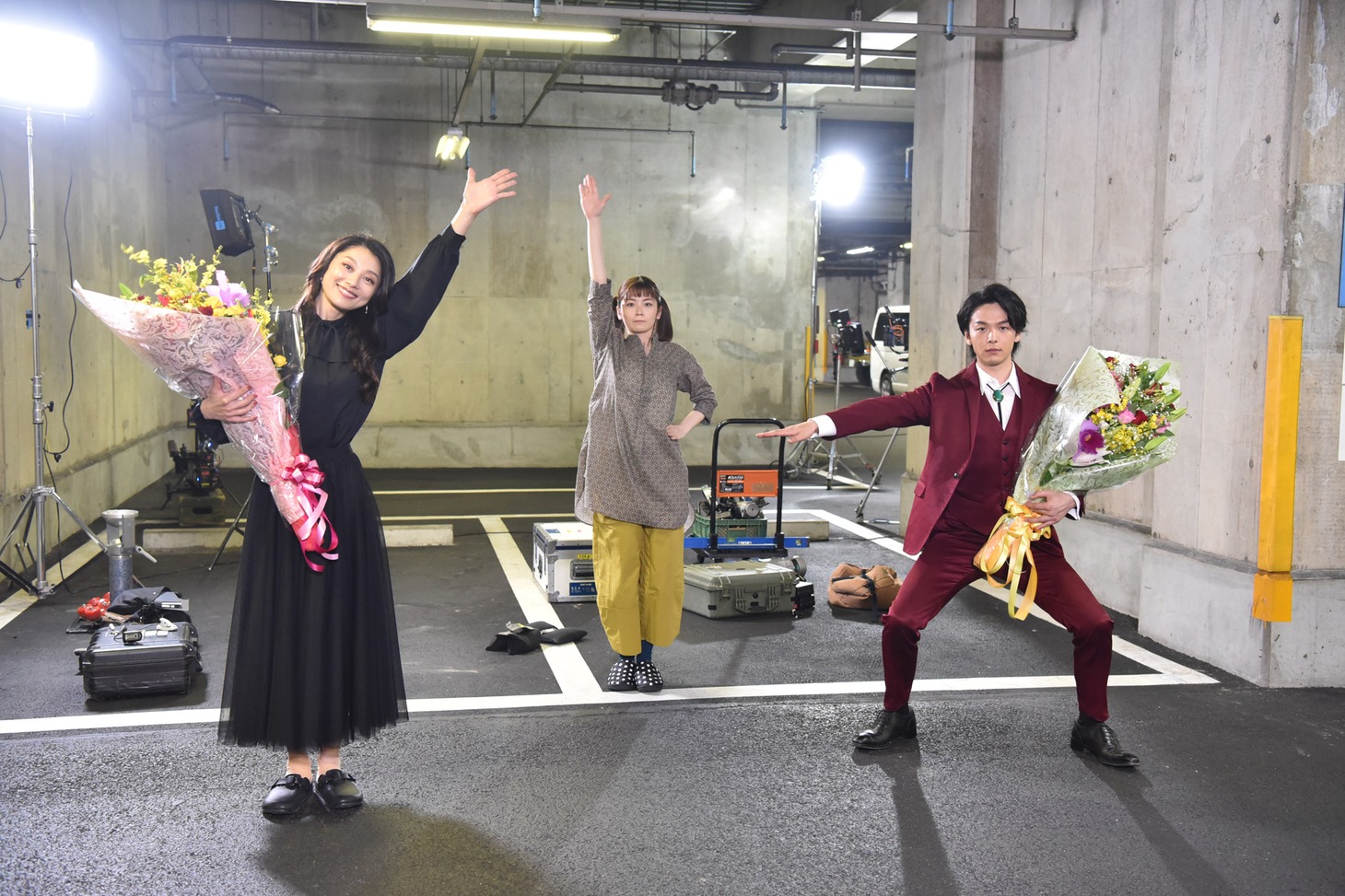 左から小池栄子、小芝風花、中村倫也。