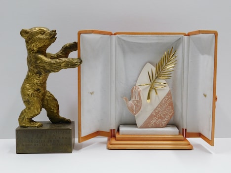 パルムドールのトロフィー（右）と金熊賞のトロフィー（左）。