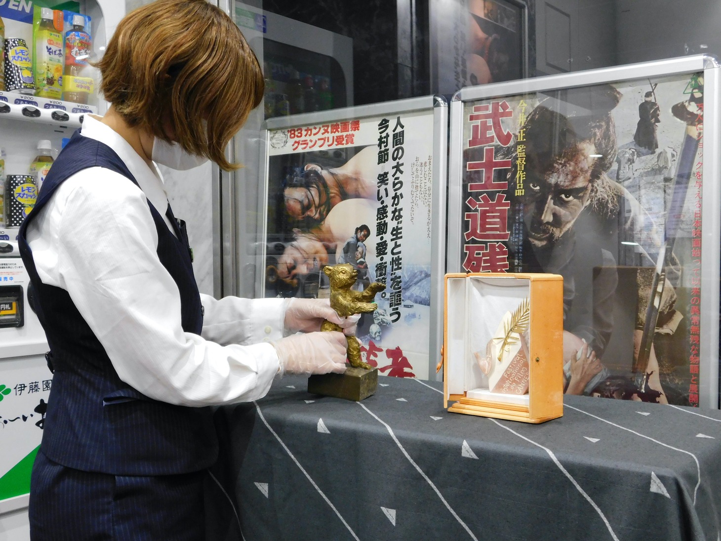 丸の内TOEIに展示される、パルムドールと金熊賞のトロフィー。