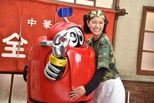 「がんばれいわ!!ロボコン ウララ～！恋する汁なしタンタンメン!!の巻」メイキング写真より、左からロボコン、高橋ユウ。