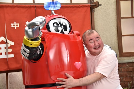 「がんばれいわ!!ロボコン ウララ～！恋する汁なしタンタンメン!!の巻」メイキング写真より、左からロボコン、小浦一優。