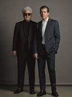 左からペドロ・アルモドバル、アントニオ・バンデラス。