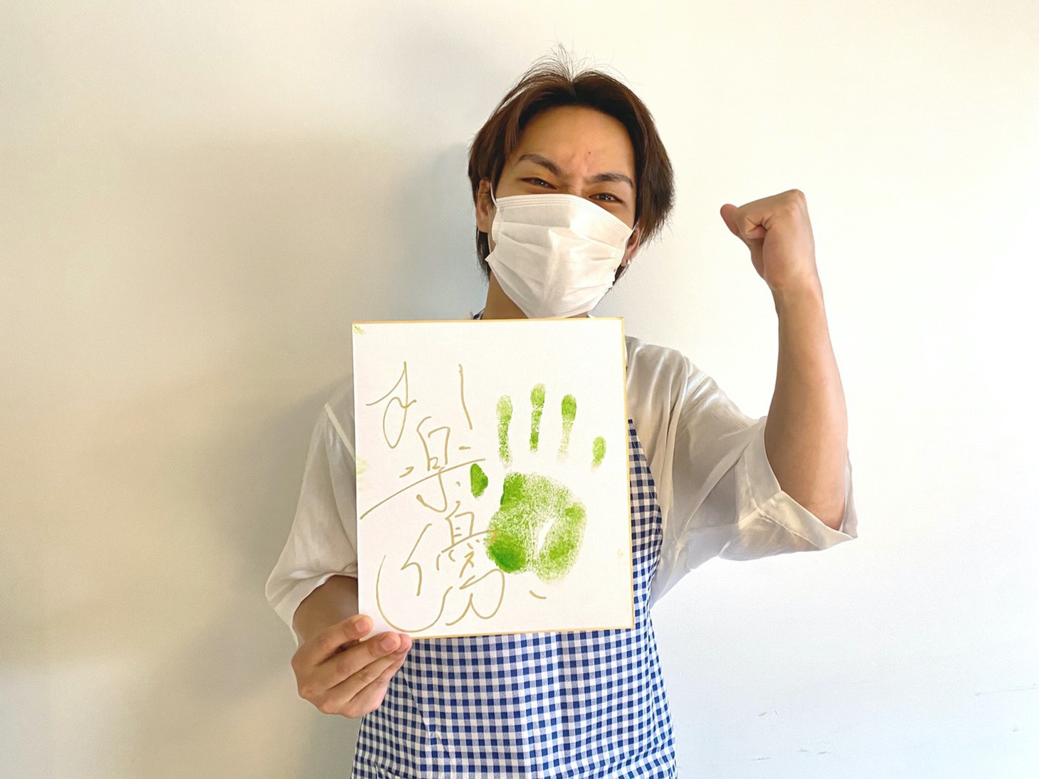 特典の直筆サイン入り手形色紙を持つ柳楽優弥。