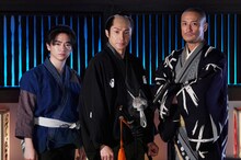 左から知念侑李、東山紀之、松岡昌宏。