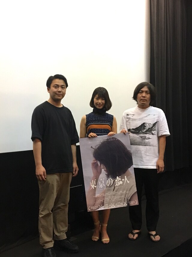 「東京の恋人」初日舞台挨拶にて、左から森岡龍、川上奈々美、下社敦郎。