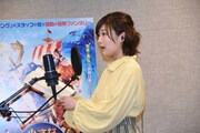取材陣の前でビッケに声を当てる伊藤沙莉。