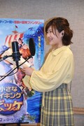 取材陣の前でビッケに声を当てる伊藤沙莉。