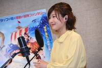 取材陣の前でビッケに声を当てる伊藤沙莉。
