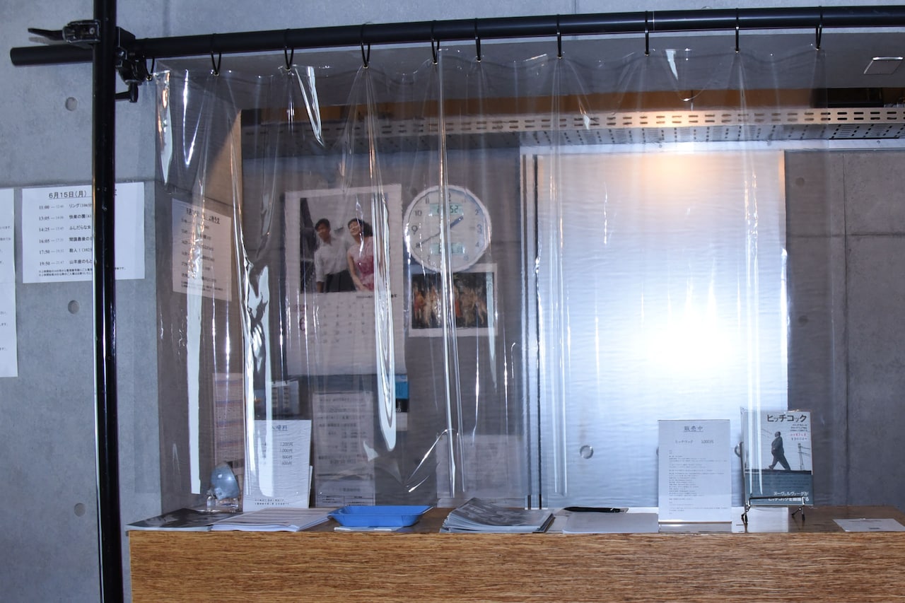 ビニールシートが吊り下げられたシネマヴェーラ渋谷の受付。