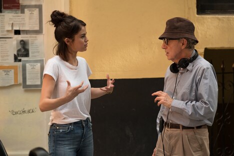 「レイニーデイ・イン・ニューヨーク」メイキング写真。左からセレーナ・ゴメス、ウディ・アレン。