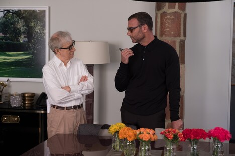 「レイニーデイ・イン・ニューヨーク」メイキング写真。左からウディ・アレン、リーヴ・シュレイバー。