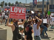 6月14日、米ウェストハリウッドでのBlack Lives Matterデモの様子。（写真提供：JIM RUYMEN / UPI / Newscom / ゼータ イメージ）